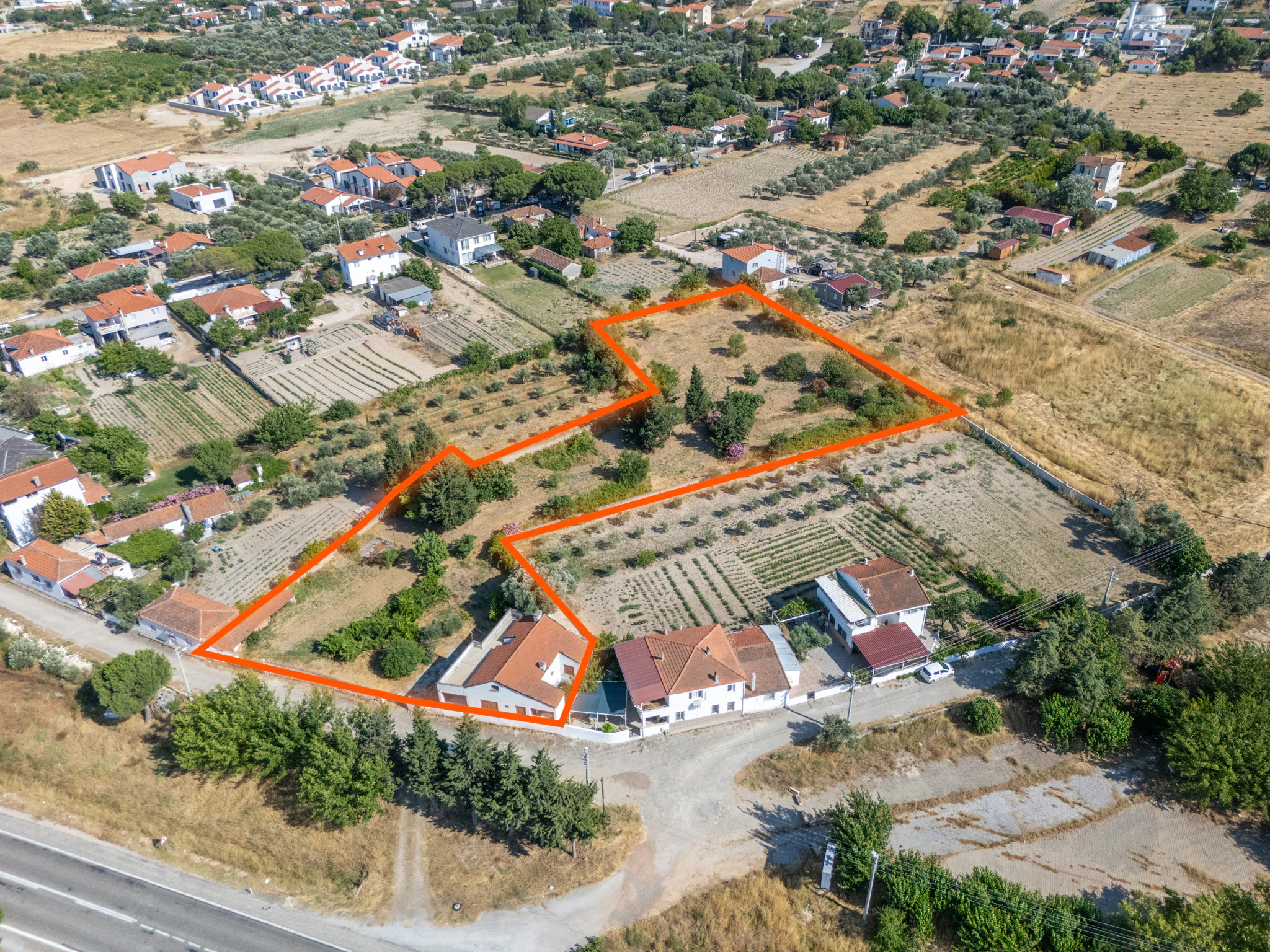 Urla Uzunkuyu’da Eski Çeşme Yolu Üzerinde Satılık Çiftlik Evi ve Arazi
